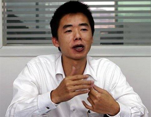 他是雷军的一大劲敌，初中毕业做过搬运工，如今身价过百亿