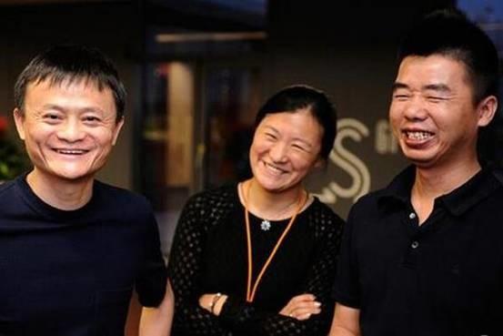 他是雷军的一大劲敌，初中毕业做过搬运工，如今身价过百亿